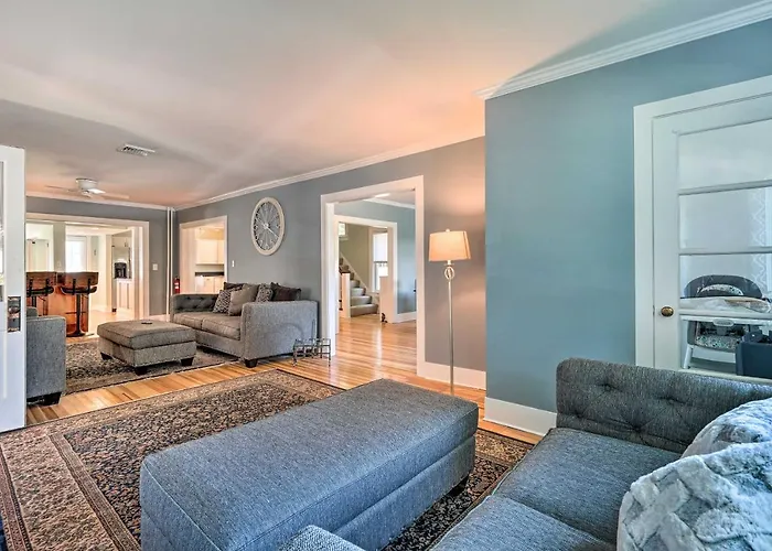 Downtown Retreat W/ Grill, Fire Pit & Wet Bar