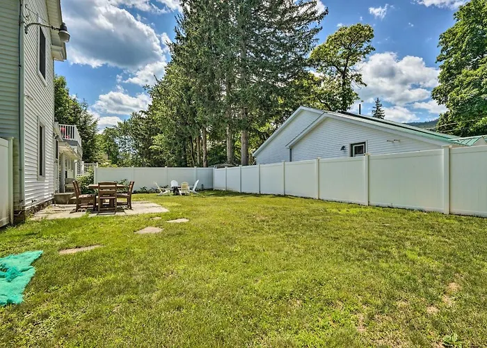 Downtown Retreat W/ Grill, Fire Pit & Wet Bar